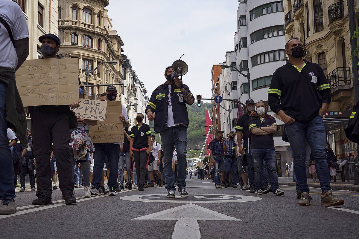 Tubacexeko eta beste enpresa batzuetako langileen protesta, joan den ostiralean, Bilbon. ARITZ LOIOLA / FOKU