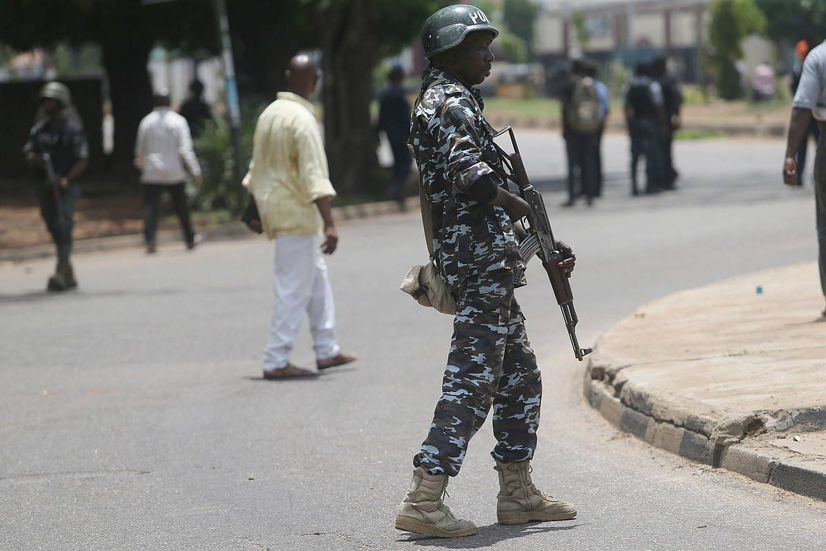 Polizia agente bat Kaduna hirian, Nigerian. AKINTUNDE AKINLEYE / EFE