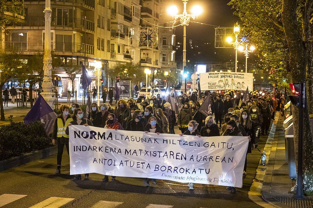 Indarkeria matxistaren kontrako manifestazioa Donostian, artxiboko irudi batean. JON URBE, FOKU