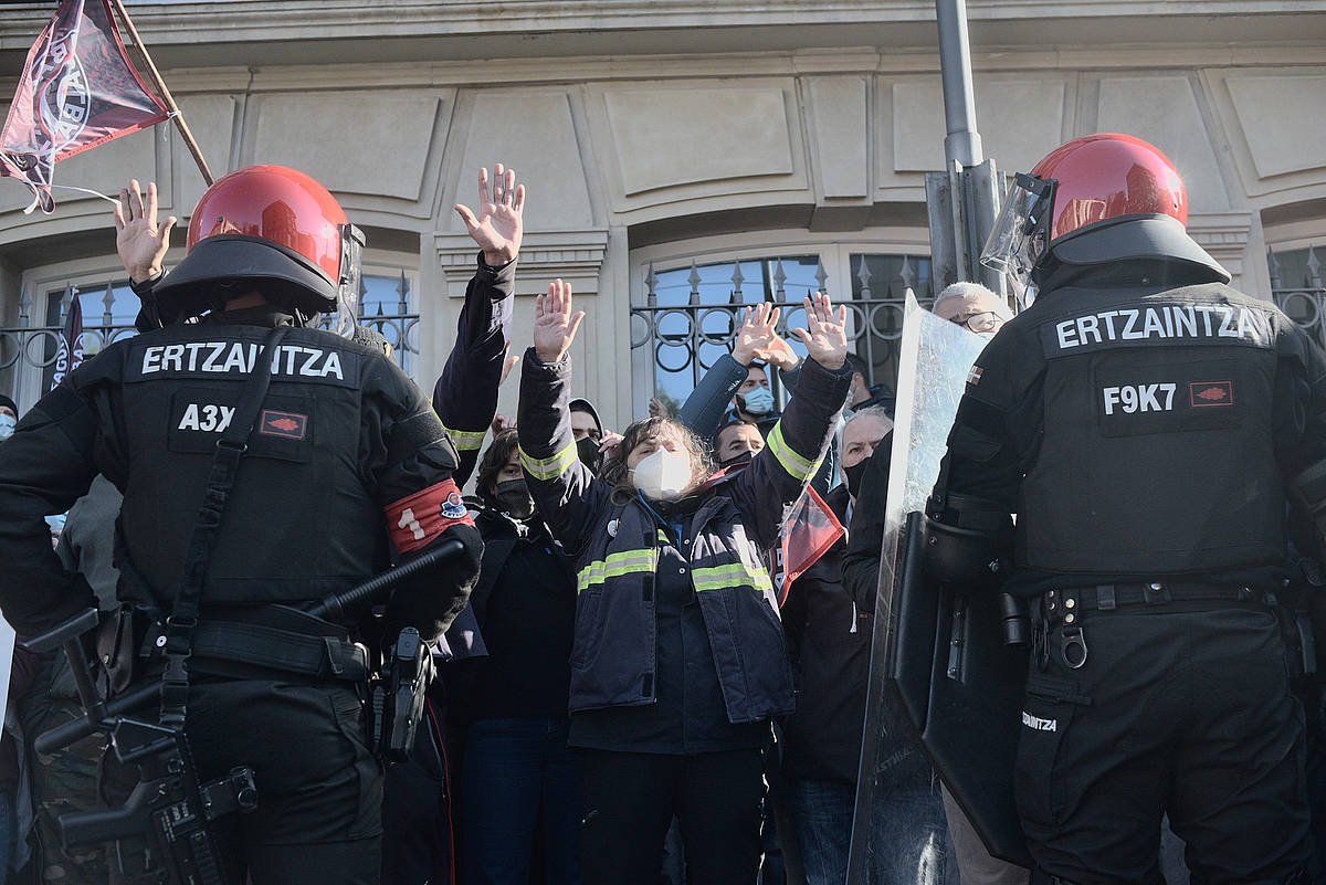 Ertzain batzuk Tubacexeko langileen protesta batean, joan den apirilean. ANONI LUBAKI / FOKU