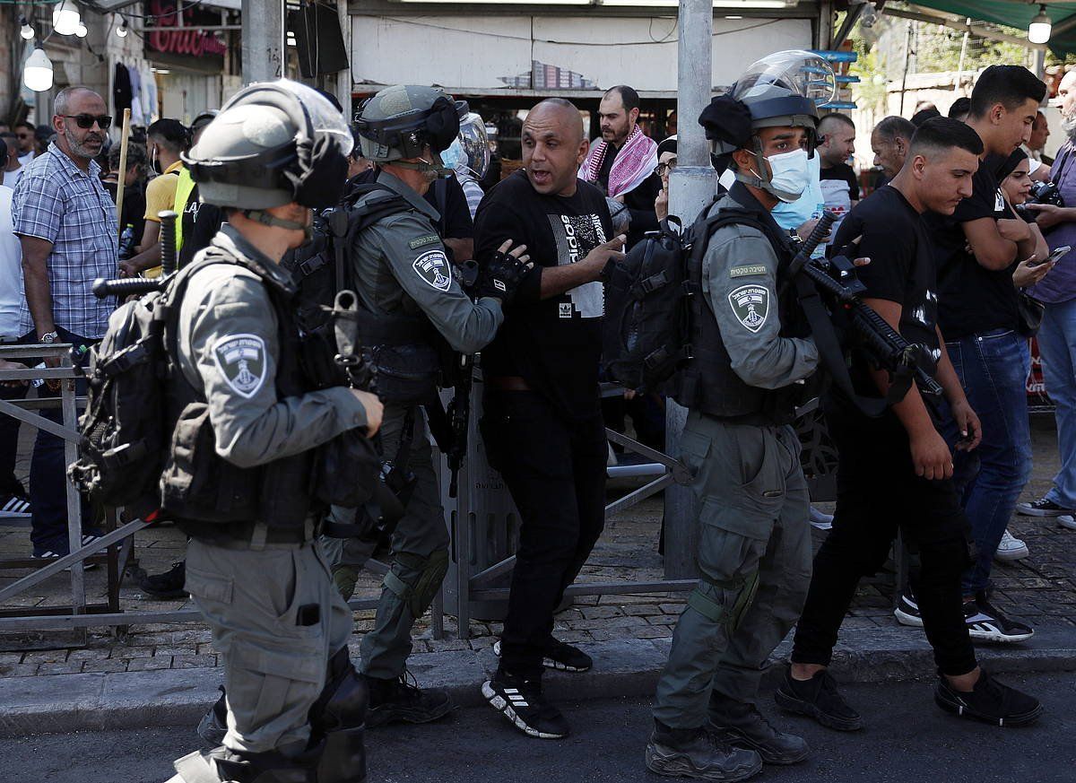 Israelgo Polizia palestinarrak Damaskoko Atearen ingurutik kanporatzen. ATEF SAFADI / EFE