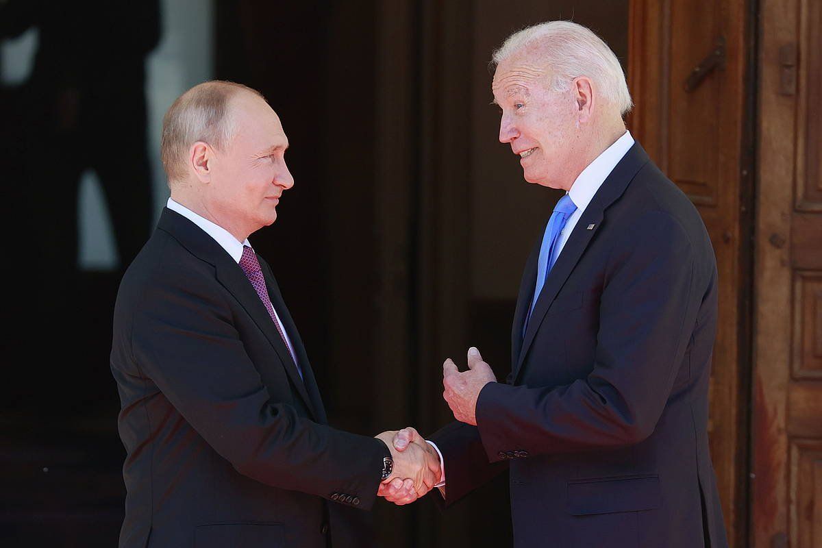 Vladimir Putin Errusiako presidentea eta Joe Biden AEBetakoa, gaur, Genevan (Suitza). DENIS BALIBOUSE / EFE